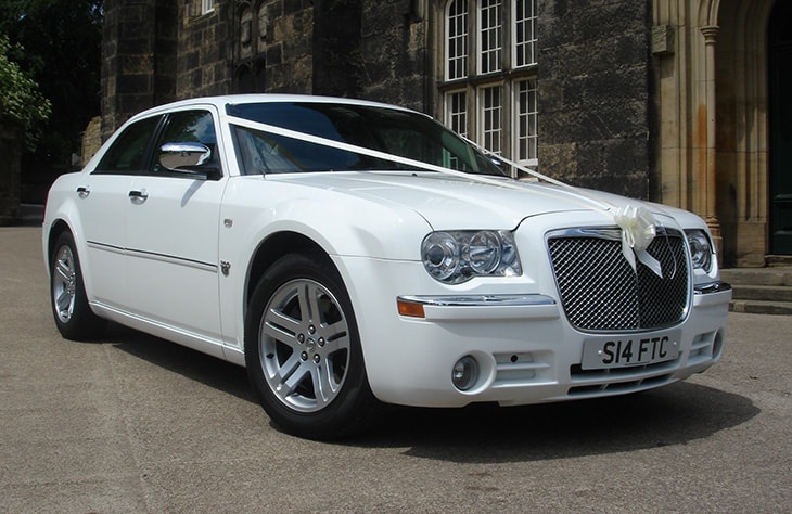 Chrysler300SaloonWhite01 min